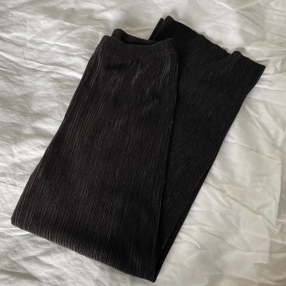 Svarta byxor från Gina köpta via Sellpy, aldrig använda av mig. De är storlek xs men passar även s 😊. Jeans & Byxor.