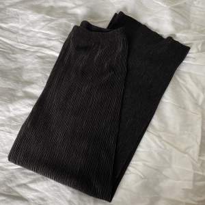 Svarta byxor från Gina köpta via Sellpy, aldrig använda av mig. De är storlek xs men passar även s 😊