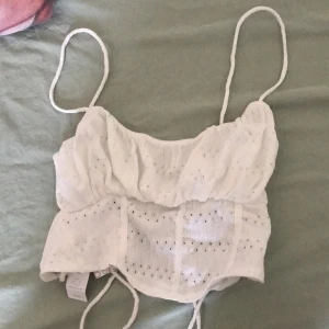 Somrig topp med öppen rygg  - Oanvänd säljer pga för liten 