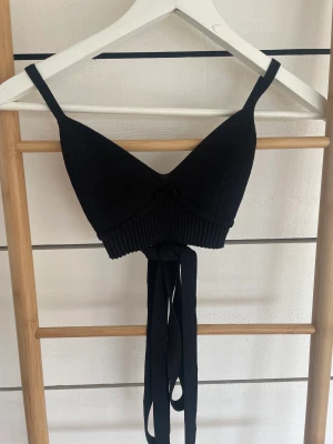 Topp med knytning i midjan - Topp med långa band som man knyter några varv i midjan. Skitsnygg men är för liten för mig :( 🌸