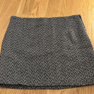 Kjol - Kjol från hm, storlek 46 men den är väldigt liten i storlek så skulle säga att detta är en 42-40 snarare. 