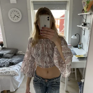 Mönstrad blus - Säljer denna blusen med stora ärmar! 