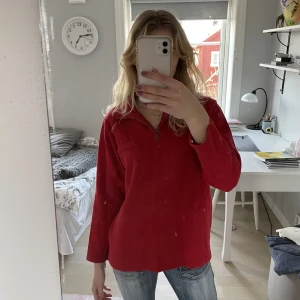 Röd tröja - Säljer denna fina röda tröja med dragkedja!