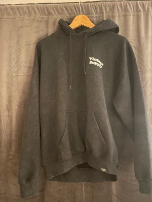 Svart hoodie  - Svart hoodie med ett litet tryck. Bra skick bara använda några få gånger. 