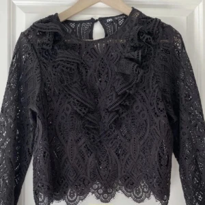 Spettsblus zara  - Säljer denna jättefina blus/spettstopp från zara. Hör av dig om du har några frågor💞