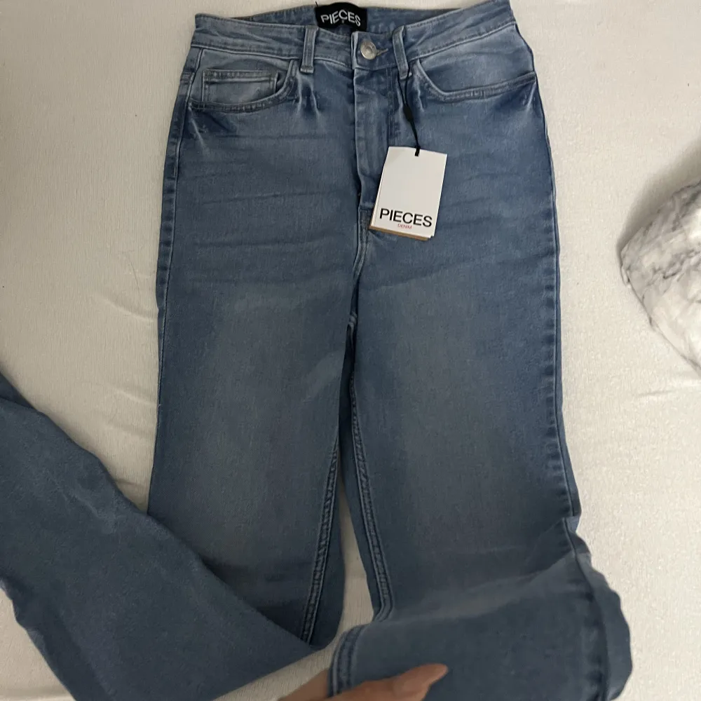 Jag har köpt den här jensen för 399kr men den var liten för mig så köpte större storlek därför vill jag sälja den , jensen är helt ny och oanvänd . Jeans & Byxor.