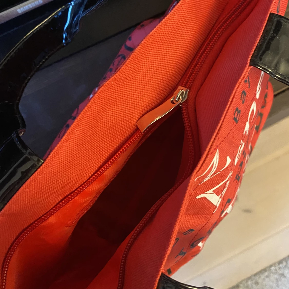 Röd väska från Frankrike  - 90