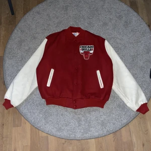 🔥Intressekoll🔥 Vintage Chicago bulls varsityjacka - En vintage Chicago bulls varsityjacka från Chalkline jag köpte i New york i höstas. Jackan är från tidigt 90 tal under Micheal jordans tid i just, Chicago bulls. Jag har försökt leta efter en liknande men misslyckades. Den verkar vara något väldigt unikt.