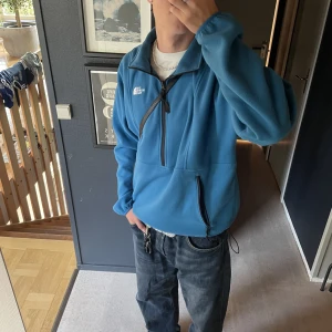 North face fleece  - Säljer min north face fleece som är väldigt snålt använd. Tunnt material, så den passar bra till vår!