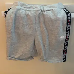 Säljer ett par Fila shorts som aldrig kommit till användning Storleken är S men jag skulle säga att de passar till M också Shortsen har inga  fläckar eller hål,  Nypris 399kr Mitt pris 125 Kontakta mig vid någon fundering eller fråga