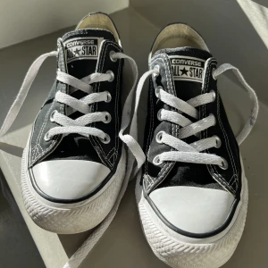 låga Converse  - Svarta låga Converse i bra skick, andvänd ca 2 gånger men köpta secondhand🤍  kontakta för flera bilder☺️