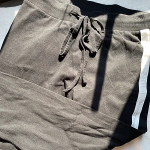 Byxor  - Sköna mjukis/träningsbyxor som passar till mycket! Svarta med ett vitt streck längs benet🖤Supersköna och sparsamt använda 