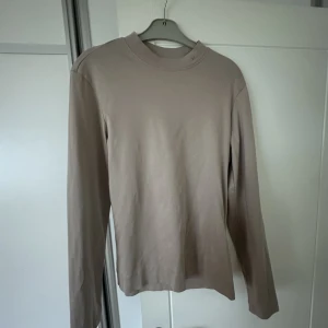 J.Lindeberg  - Lite tunnare tröja perfekt nu t våren/sommaren  Oanvänd  Väldigt tunt och slätt material 