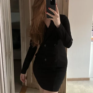 Kostymklänning - Tight men stretchig klänning i kostym-vibe. Sitter väldigt snyggt!  Aldrig använd.