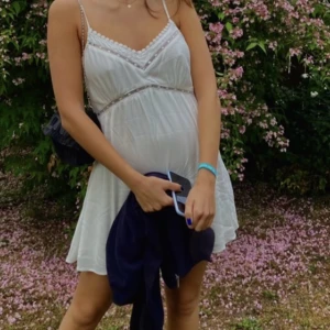 Vit klänning - Fin vit klänning från pull&bear som krympte lite i tvätten och därför inte passar mig längre! Super fin till student/avslutning eller midsommar💞💞 storleken är M men passar snarare XS nu😊
