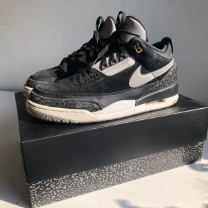Jordan 3 tinker - Äkta, kommer med box. Gamla men väl omhändertagna, aldrig haft på dem när det är blött etc. Kan frakta eller mötas upp i Stockholm. Storleken är 45 men passar även 44. Vid frågor eller fler bilder skicka pm.