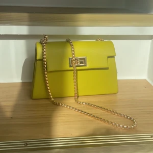 Ljus grön hand väska  - Jättefin hand väska men den har aldrig varit använd, ni får skriva gärna för frågor eller flera bilder om ni är intresserade att köpa 🫶🏼