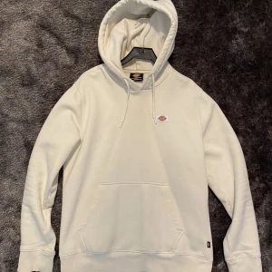 Dickies Hoodie - Säljer en vit Dickies Hoodie som är i gott skick och sparsamt använd. 