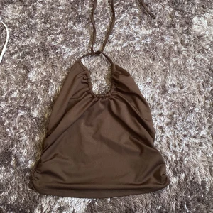 Brunt linne - Linnet är stretchigt och ser tajt ut på.