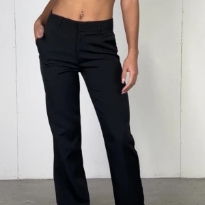 Madlady kostymbyxor  - Säljer dessa lågmidjade / Mid Rise kostymbyxor från madlady, dom sitter low waist på mig då dom är lite stora vilket jag gillar, dom är i storlek 36. Kommer inte till användning då jag har så många par 💕⭐️🔥🙏🏻🥰