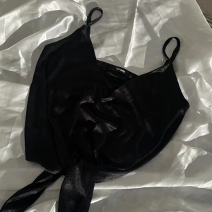 Svart linne - Jättefint svart satin linne med knytning där fram. Fint skick och inga defekter. Betalningen via swish💓