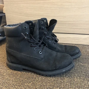 Svarta äkta Timberlands - Svarta äkta timberlands säljes! Används ett fåtal gånger och säljes pågrundav jag bytt stil! Väldigt bra skick!! Nypris 1400kr