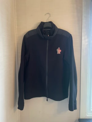 Moncler Grenoble Maglia Cardigan - Moncler Grenoble Maglia Cardigan -  Storlek: L -  Skick: 9/10 - Pris: 3500kr