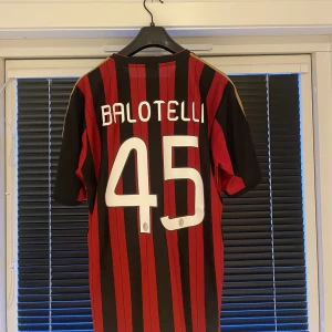 Milan Balotelli fotbollströja - Milan tröja med Balotelli på ryggen i nyskick. Storlek XL men passar L