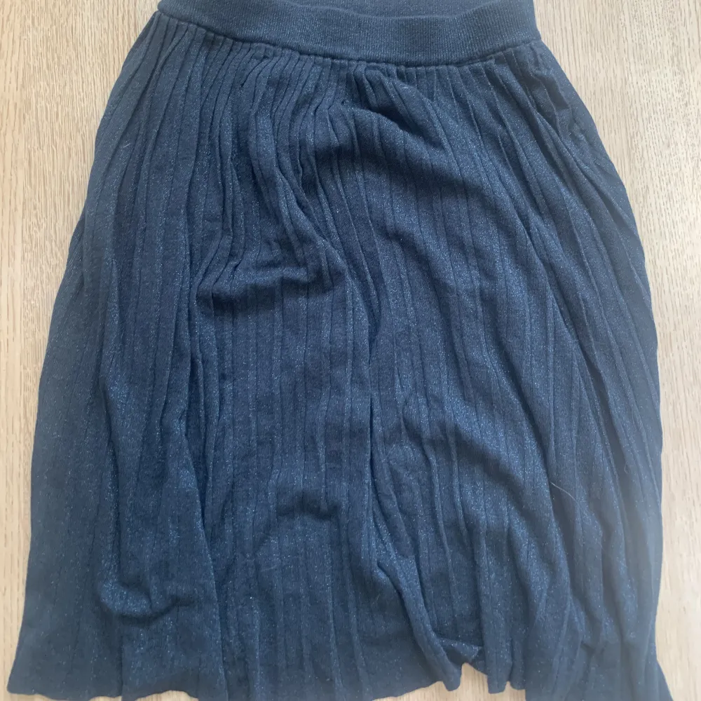 Säljer denna mörkblå glittriga kjol helt oanvänd med prislapp från hm. Kjolar.