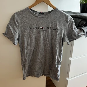 Tommy hilfiger  - Alldrig använd, den var för liten för mig, det är storlek 164 , förlåt att den e lite skrynklig men den har legat i min garderob men stryker den gärna innan jag skickar iväg den 😊