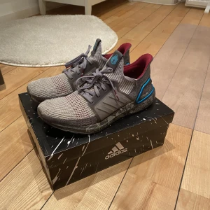Adidas starwars ultraboost  - Adidas ultraboost starwars i strl 43 1/3. Fetaste adidas dojorna, bara boxen är sinnes! Köptes runt 2000kr för några år sedan, slutsålda och säljs inte längre.