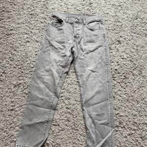 Grå jeans från zara (regular fit) storlek 42. Köpta för 499 och endast använda ett fåtal gånger ☺️