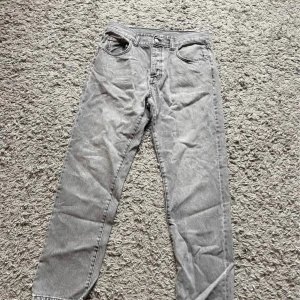 Grå zara jeans (herr) - Grå jeans från zara (regular fit) storlek 42. Köpta för 499 och endast använda ett fåtal gånger ☺️