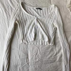 Vit långärmad tröja från SHEIN i storlek S, har använt den men har inte kommit till användning på ett tag. Den är lite kort.