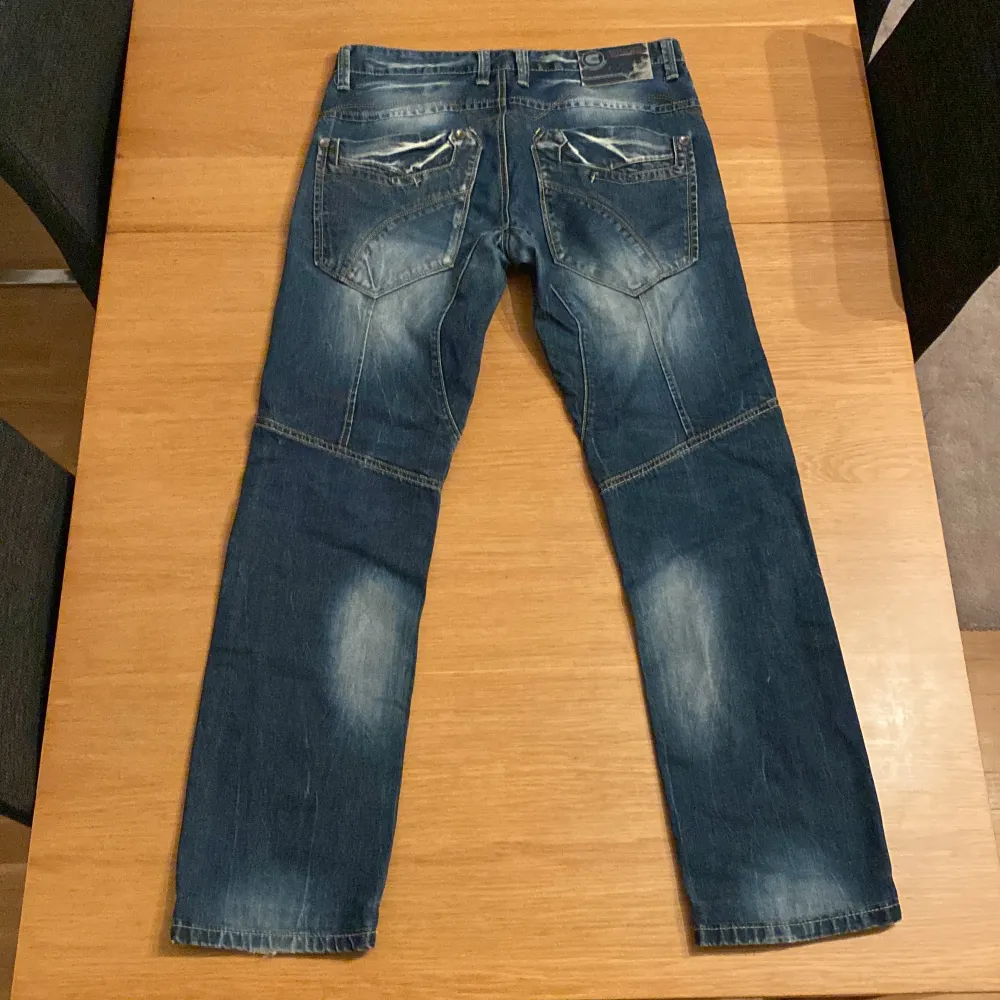 Ett mörkblått par jeans med extremt snygg wash och detaljer. Extra fickor vid låren, snygga distressed bakfickor och längs hela året finns tydliga sömmar. Ganska långa! W34/L34 (Men känns lite mindre om jag ska vara ärlig) Skriv om det finns frågor :). Jeans & Byxor.