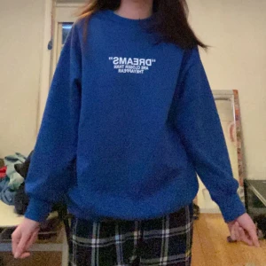 Blå sweatshirt  - Säljer denna blåa sweatshirt i storlek s (36) den är för liten för mig därav varför jag säljer den! ❤️