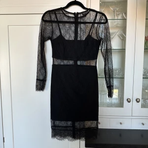 Klänning i spets från Topshop - Klänning från Topshop med partier i spets. Använd en gång på nyår :) Storlek 36. 