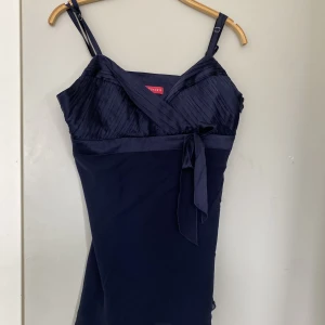 Mörkblått linne  - Jättefint mörkblått linne från Apriori men köpt second hand💙 Det saknar storlek men passar nog en M/L med lite större byst. Linnet är i mycket bra skick, säljer då det är för stort för mig. Säljer för 100kr + frakt, skriv om ni vill ha fler bilder 😊