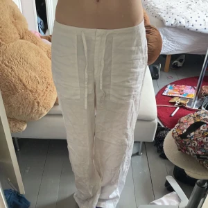 linnebyxor  - ett par typ oanvända lågmidjade linnebyxor från h&m (de säljs inte längre) det är en fläck på ena snöret men går nog lätt bort. de fett skrynkliga just nu men jaja  köparen står för frakten