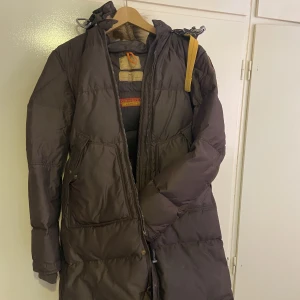 Parajumper  - Säljer min vinterjacka då jag ska flytta till ett soligare land och har ej användning för den längre 