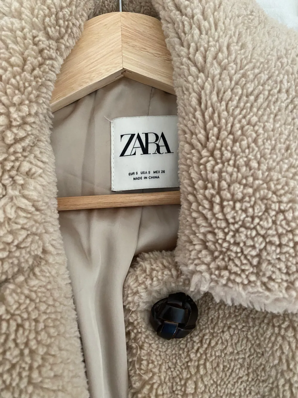 Fluffig jacka från Zara i storlek S🥰 Hör av er om ni vill ha mer bilder eller har några frågor 🤩. Jackor.
