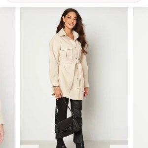 Kappa - Säljer denna beiga kappan från bubbleroom då den ej kommer till användning längre. Nypris 699kr storlek xs men passsr även s och m. Skriv för bilder på den eller frågor❤️