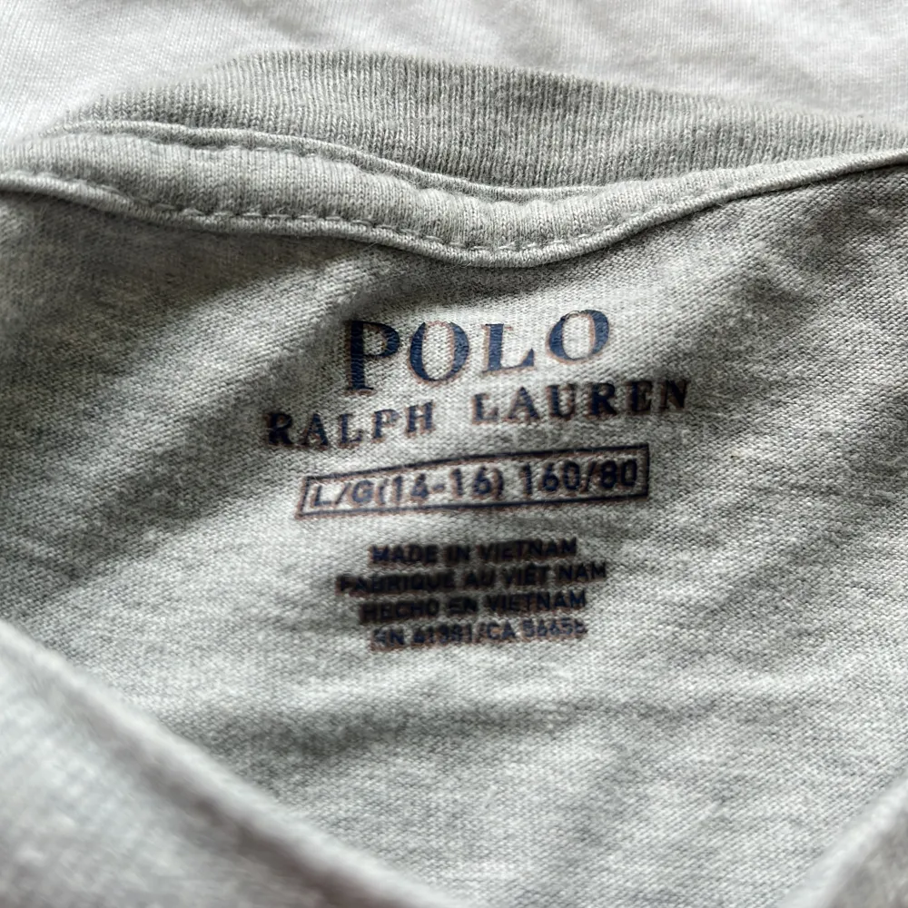 Säljer min Ralph lauren sweatshirt eftersom den inte kommer till andvändning längre. Bra skick 7eller8/10. Köptes för 700kr. Tröjor & Koftor.