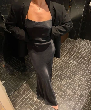 Djerf avenue klänning  - Storlek xs använd 1 gång i ett par timmar, perfekt nu för sommaren. 😍😍 köptes för 1700, kan tänka mig sälja för 1000, om varan behöver fraktas så står köpare för frakt.