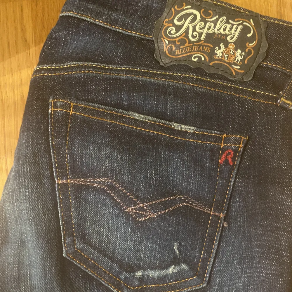 Lågmidjade Replay jeans i mörk tvätt. Slitningar som detaljer. W 28 L 34 men avklippta (jag är 164 cm). Använda 2 gånger så mycket bra skick. Jättesnygga men kommer aldrig till användning ☹️ . Jeans & Byxor.