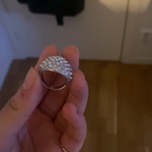 Ring - Helt oanvänd från alberts guld. För liten för mig jag har storlek s denna är nog xs alltså för smala fingrar 