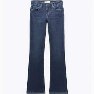 Jättesnygga low waist bootcut jeans från zara i storlek 36🥰.  Använda cirka 5 gånger, som nya. Pris kan diskuteras, frakt ingår inte. Skriv privat om ni undrar något💕💕