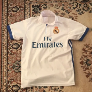 Tröja - En real Madrid tröja med ett tryck där bak som det står ”Ronaldo 7”. Den är annvänd 2 gånger och sitter jätte bra. Väldigt snygg och skön. Väldigt bra skick!