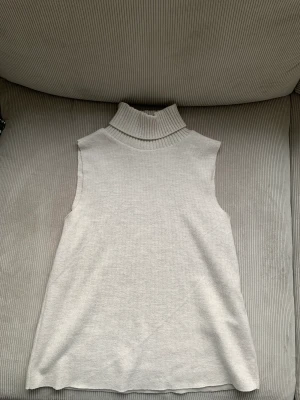 Topp från zara - Tröja från zara utan ärmar. Inköptes 2022. Köparen står för frakt💕💕