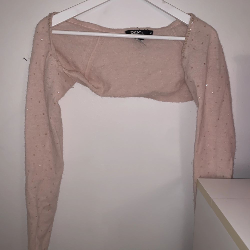 Skitsnygg bolero med paljetter från Dkny🫠😍🪩. Tröjor & Koftor.